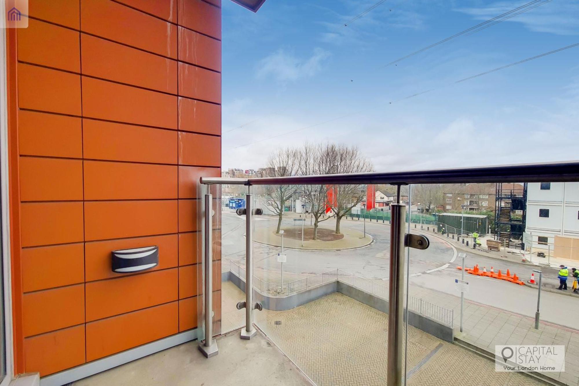Fully Serviced Two Bed By Excel & O2 Apartment